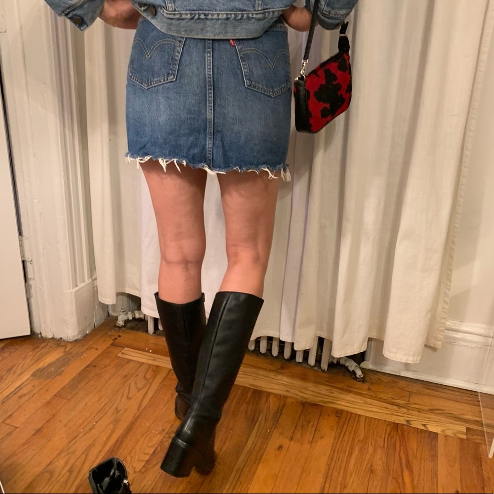 Levis Jean Denim High Waisted Mini Skirt w Frayed Hem Pockets Belt Loops sz 26 - Picture 15 of 16